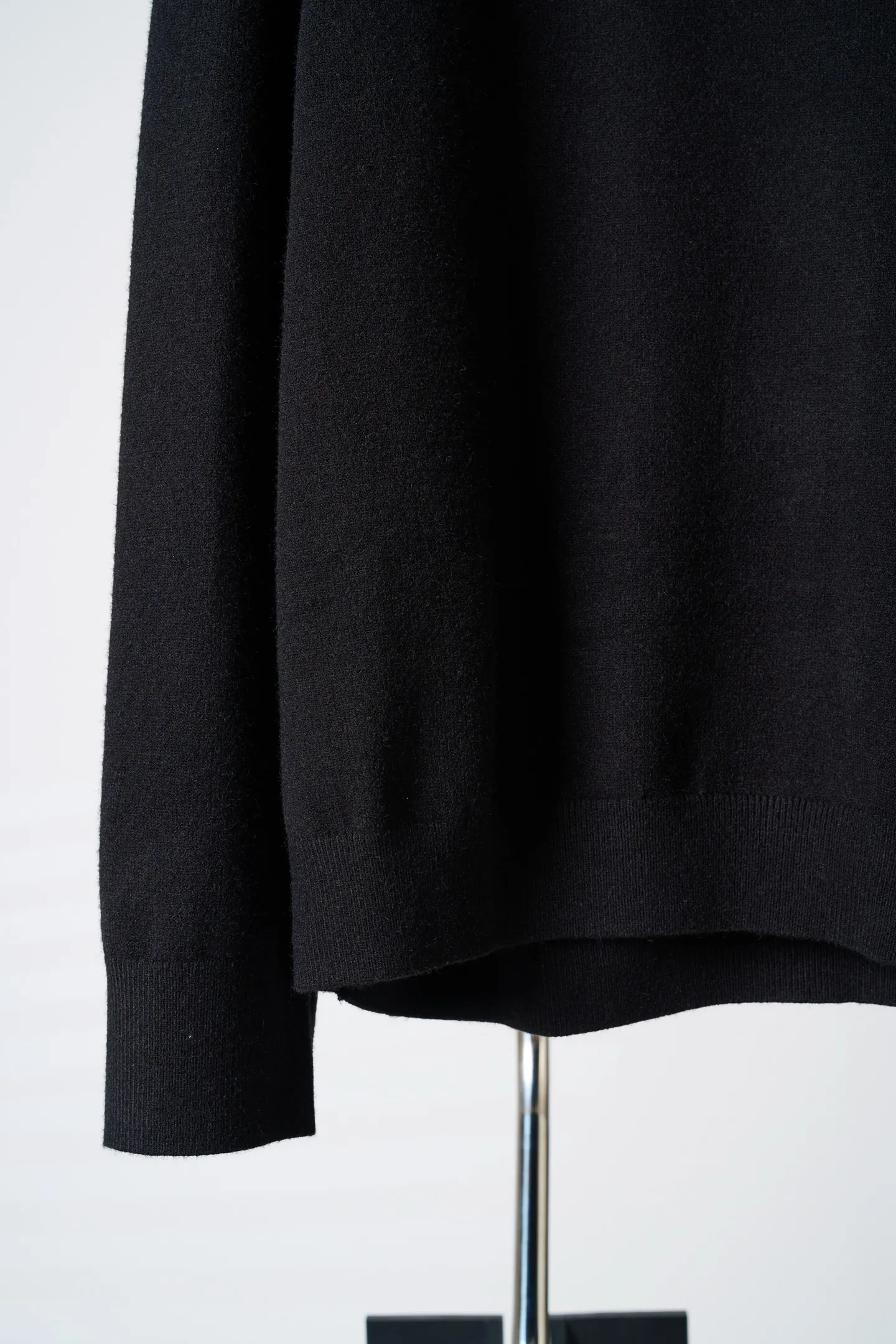 [Real auction] Acne Studios logo embroidered knitted polo shirt [In Stock] S M L The fabric is made of wool + yak hair blend. The wool ensures skin-friendly warmth and breathability. The yak hair improves the stiffness and wrinkle resistance of the fabric. It combines softness and pattern support. High-density jersey knitting technique is used. The yarns are finely intertwined. There are no excess floating threads on the surface. It feels soft and waxy and does not scratch the skin. It has a moderate weight and can be worn alone in spring and autumn. It can be worn as an inner layer in winter without feeling heavy or bulky. Ready-made garments undergo pre-shrunk + soft finishing processes to prevent shrinkage during the first wash while neutralizing the roughness of the fabric and maintaining long-term smoothness. Ready-to-wear deodorization treatment removes odors from new materials. Adopts a three-dimensional and slightly loose version. The shoulder line falls naturally. Suitable for different shoulder shapes. Garment length reaches hips. Modifies body proportions. Not picky about body shape. Ribbed closing process. High-elastic rib knitting for cuffs and hem. Precision sewing seams. The embroidery process on the left chest "Acne Studios est" adopts computerized precision flat embroidery + three-dimensional thread filling process. The embroidery thread is made of high-twist polyester thread, which is friction-resistant and does not fade. The embroidery edges are neat and burr-free. The stitch spacing is even (about 8-10 stitches/cm) for a full sense of recognition and sophistication. The whole garment is sewn with high-density double-thread overlock. The stitch spacing is 0.3-0.5cm. Key parts (shoulder seams, side seams) are reinforced with double threads to prevent open threads. The inner hemming treatment reduces friction and improves wearing comfort. The dyeing process adopts alcohol black fixation dyeing technology. The dye penetrates into the fiber and undergoes multiple fixation treatments. It is not easy to lose color during washing and cross-color to maintain the purity of Black.